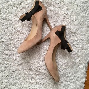 NINE WEST tan suede heels with black bow